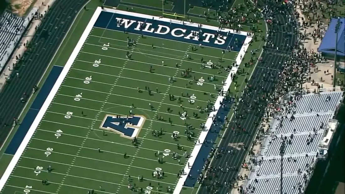 Schülerinnen und Schüler flüchten in das Football-Stadion ihrer High School. - Bild: Uncredited/WSB/AP