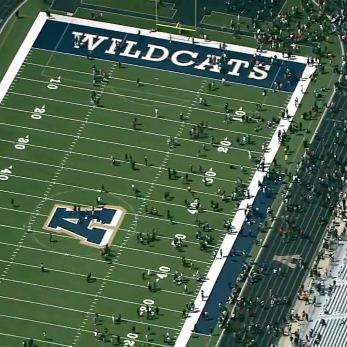 Schülerinnen und Schüler flüchten in das Football-Stadion ihrer High School. - Foto: Uncredited/WSB/AP