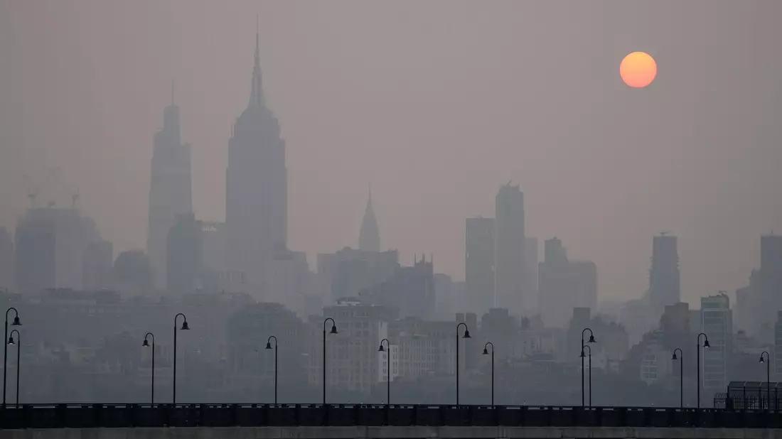 New York lag wegen der Waldbrände in Kanada im Juni unter einer Dunstglocke. (Archivbild) - Bild: Seth Wenig/AP/dpa