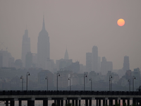 New York lag wegen der Waldbrände in Kanada im Juni unter einer Dunstglocke. (Archivbild) - Foto: Seth Wenig/AP/dpa
