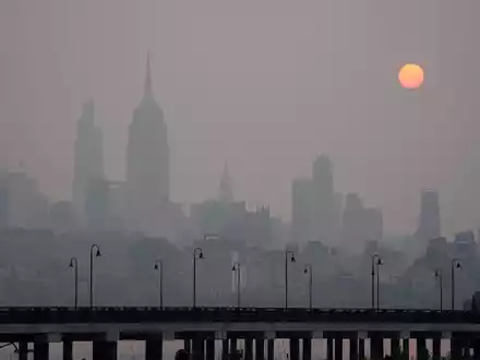 New York lag wegen der Waldbrände in Kanada im Juni unter einer Dunstglocke. (Archivbild) - Foto: Seth Wenig/AP/dpa