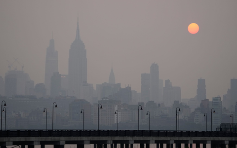 New York lag wegen der Waldbrände in Kanada im Juni unter einer Dunstglocke. (Archivbild) - Foto: Seth Wenig/AP/dpa
