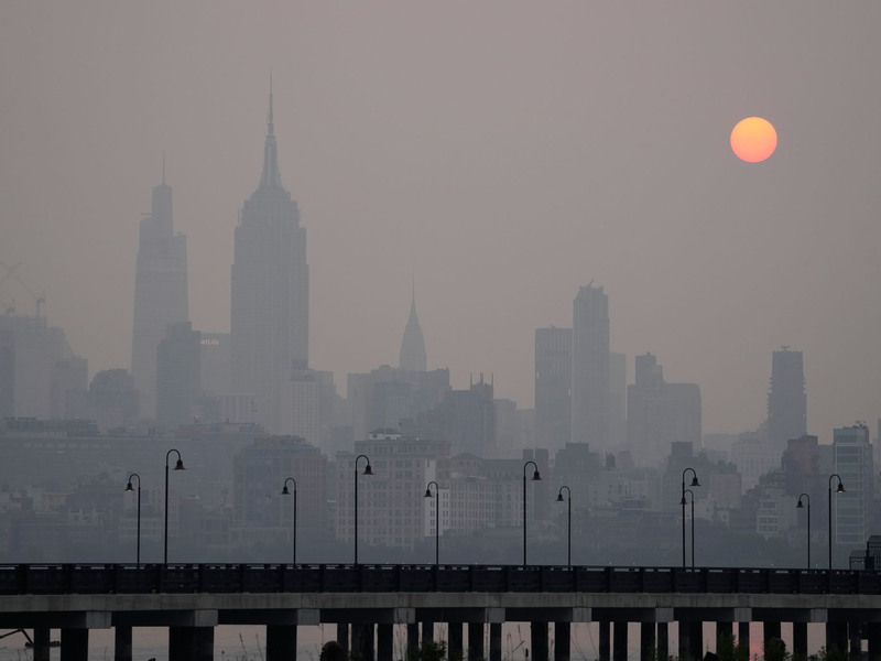 New York lag wegen der Waldbrände in Kanada im Juni unter einer Dunstglocke. (Archivbild) - Foto: Seth Wenig/AP/dpa