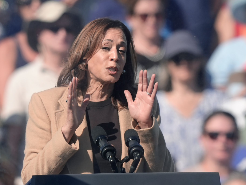 Harris wollte, dass die Mikrofone angeschaltet bleiben.  - Foto: Steven Senne/AP