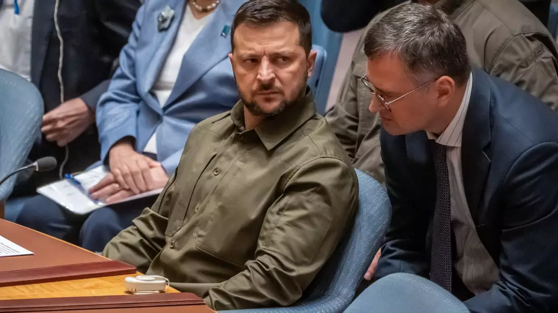 Nach Jahren der Zusammenarbeit könnte sich der ukrainische Präsident Wolodymyr Selenskyj (links) nun von Außenminister Dmytro Kuleba trennen. (Archivbild)  - Bild: Michael Kappeler/dpa