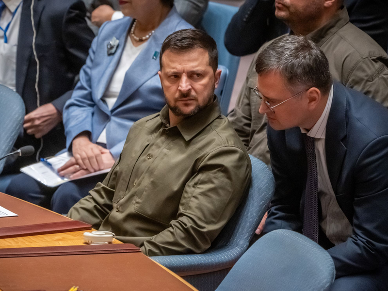 Nach Jahren der Zusammenarbeit könnte sich der ukrainische Präsident Wolodymyr Selenskyj (links) nun von Außenminister Dmytro Kuleba trennen. (Archivbild)  - Foto: Michael Kappeler/dpa