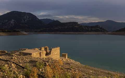 Der Stausee liegt 250 Kilometer westlich von Athen. - Foto: Socrates Baltagiannis/dpa