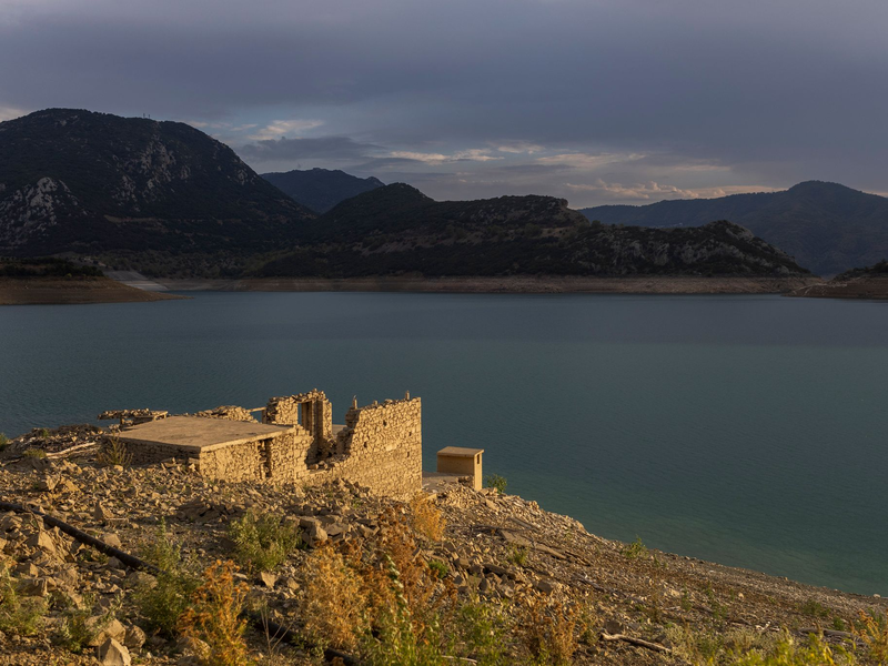 Der Stausee liegt 250 Kilometer westlich von Athen. - Foto: Socrates Baltagiannis/dpa