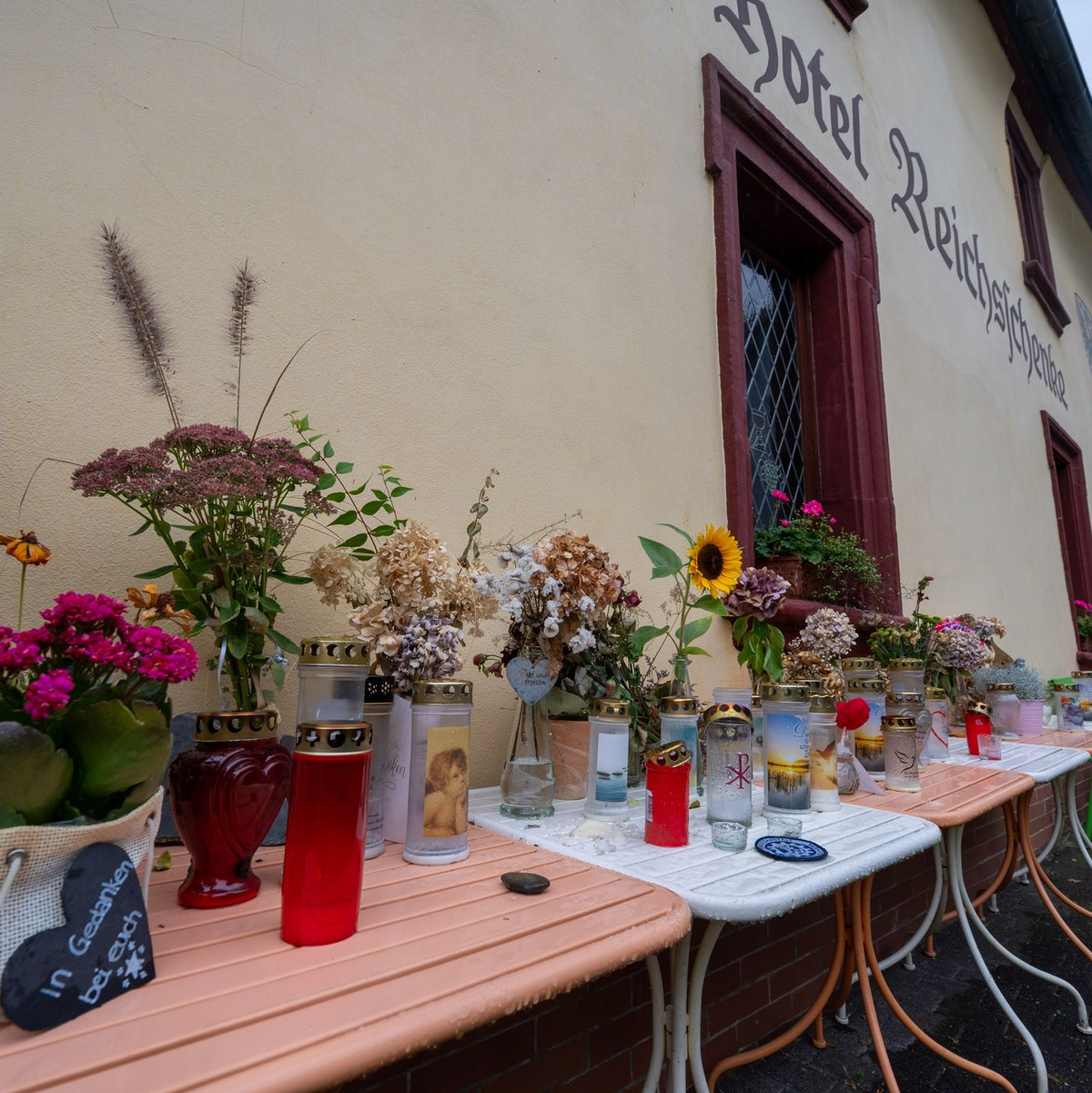 Die Abrissarbeiten dauern weiter an. - Foto: Harald Tittel/dpa
