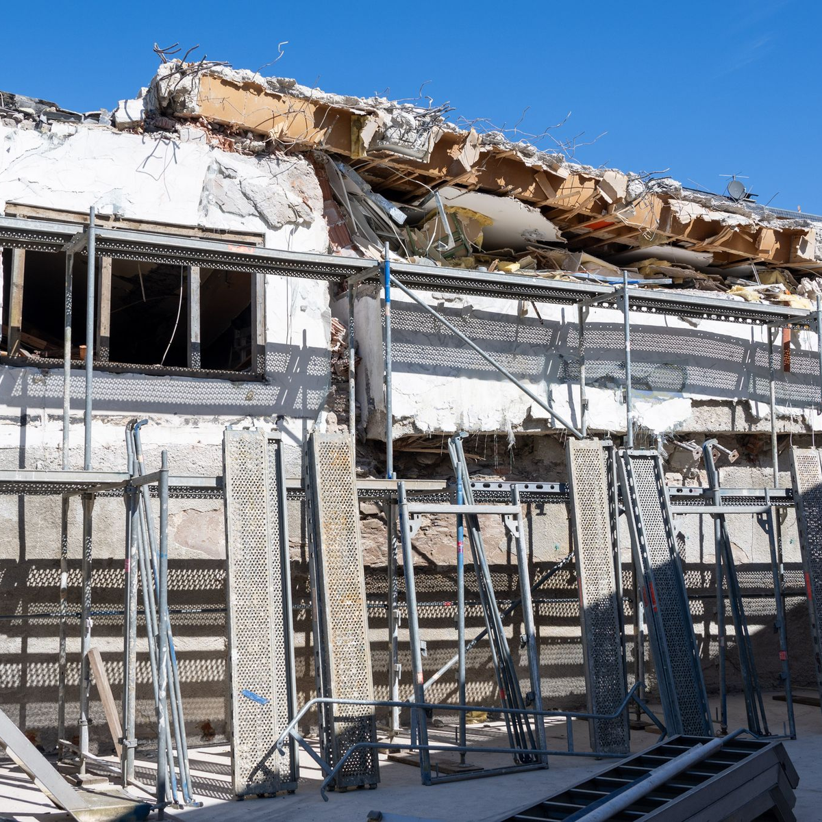 Der obere Gebäudeteil ist abgetragen. (Archivbild) - Foto: Harald Tittel/dpa