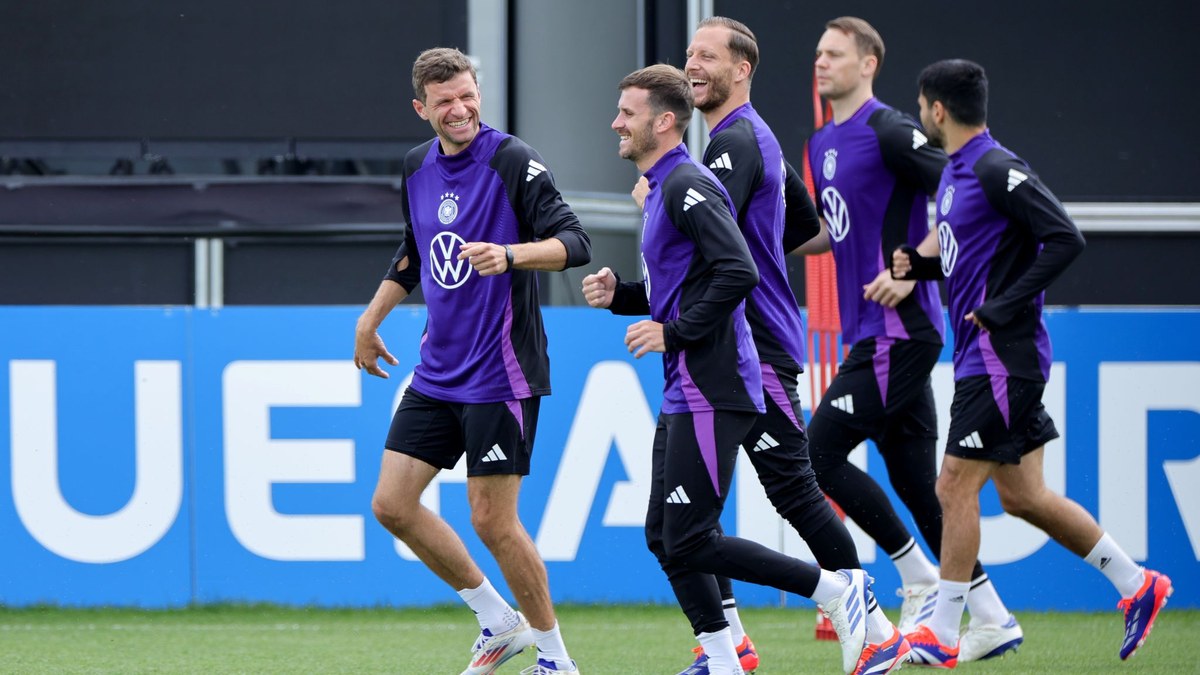 Thomas Müller (links) wird der Nationalmannschaft nach Meinung von Pascal Groß (Mitte) nicht nur mit seinen Späßen fehlen. - Foto: Christian Charisius/dpa