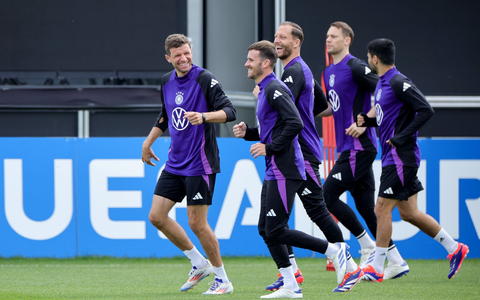 Thomas Müller (links) wird der Nationalmannschaft nach Meinung von Pascal Groß (Mitte) nicht nur mit seinen Späßen fehlen. - Foto: Christian Charisius/dpa