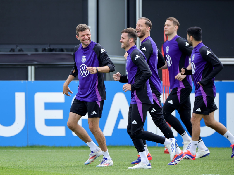 Thomas Müller (links) wird der Nationalmannschaft nach Meinung von Pascal Groß (Mitte) nicht nur mit seinen Späßen fehlen. - Foto: Christian Charisius/dpa