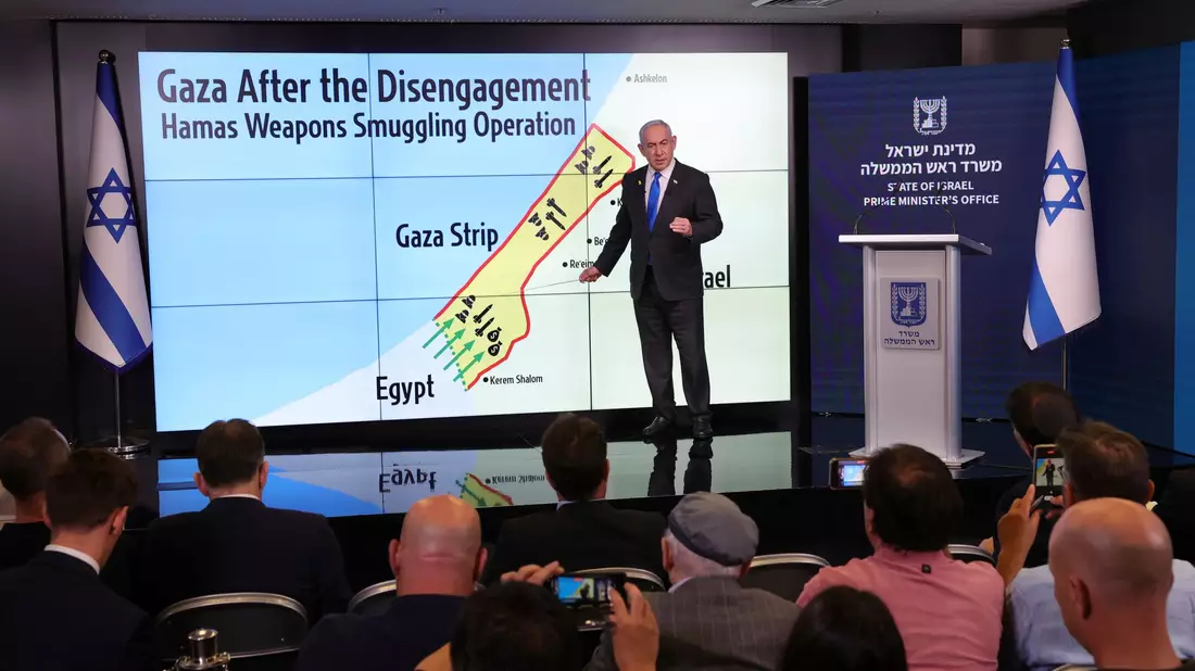 Israels Ministerpräsident Netanjahu erklärt internationalen Journalisten seine Sicht auf den Philadelphi-Korridor.  - Bild: Abir Sultan/EPA Pool/AP/dpa