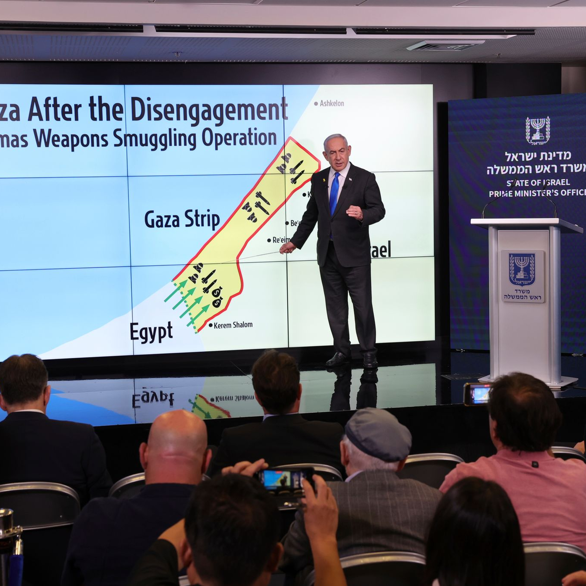 Israels Ministerpräsident Netanjahu erklärt internationalen Journalisten seine Sicht auf den Philadelphi-Korridor.  - Foto: Abir Sultan/EPA Pool/AP/dpa