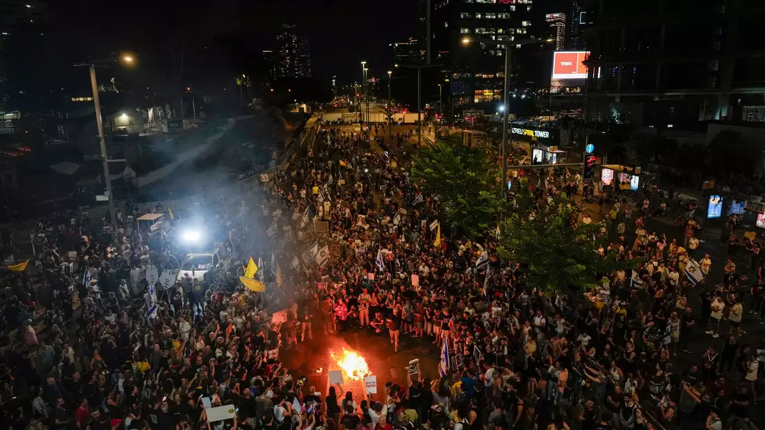 Immer wieder demonstrieren Israelis gegen Netanjahu, der ihrer Ansicht nach einen Geisel-Deal torpediert. (Archivbild) - Bild: Ariel Schalit/AP