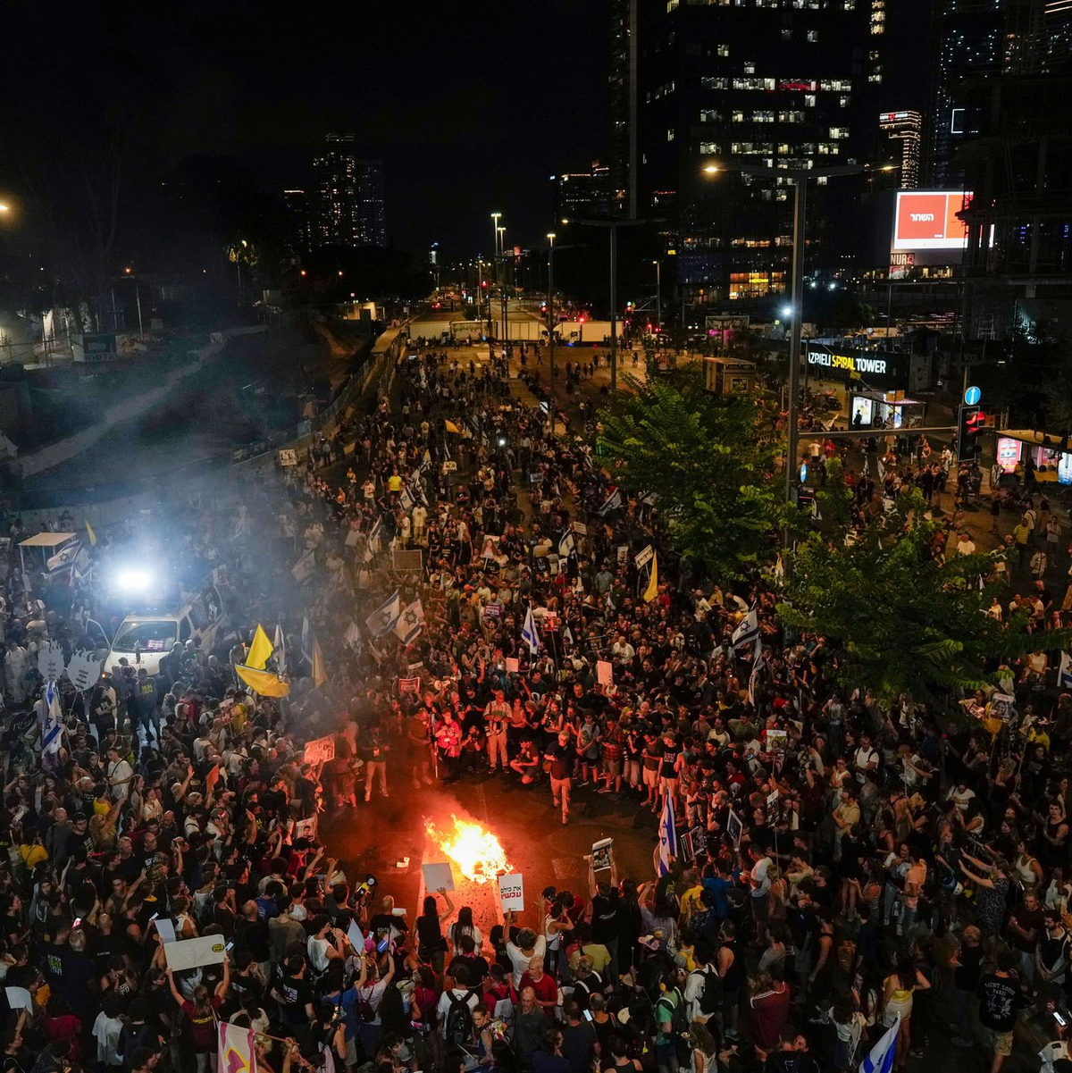 Immer wieder demonstrieren Israelis gegen Netanjahu, der ihrer Ansicht nach einen Geisel-Deal torpediert. (Archivbild) - Foto: Ariel Schalit/AP