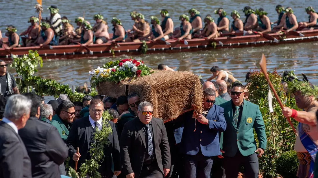 Träger brachten den Sarg auf den heiligen Taupiri Mountain. - Bild: Alan Gibson/AP