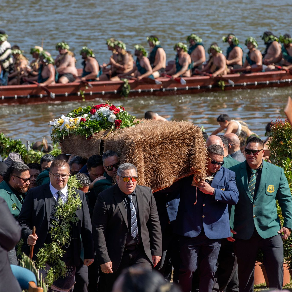 Träger brachten den Sarg auf den heiligen Taupiri Mountain. - Foto: Alan Gibson/AP