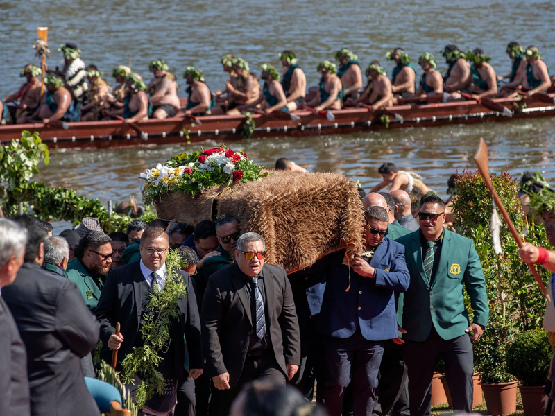 Träger brachten den Sarg auf den heiligen Taupiri Mountain. - Foto: Alan Gibson/AP