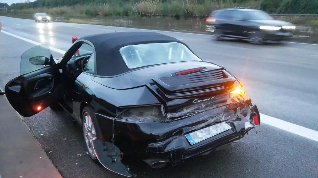 POL-ROW: ++ Starkregen auf der Autobahn A1 - Vier Unfälle durch Aquaplaning ++ Unfall am Busbahnhof - 13-jährige Radfahrerin verletzt ++ 63-jährige Radfahrerin von Auto angefahren ++ - Bild: presseportal.de