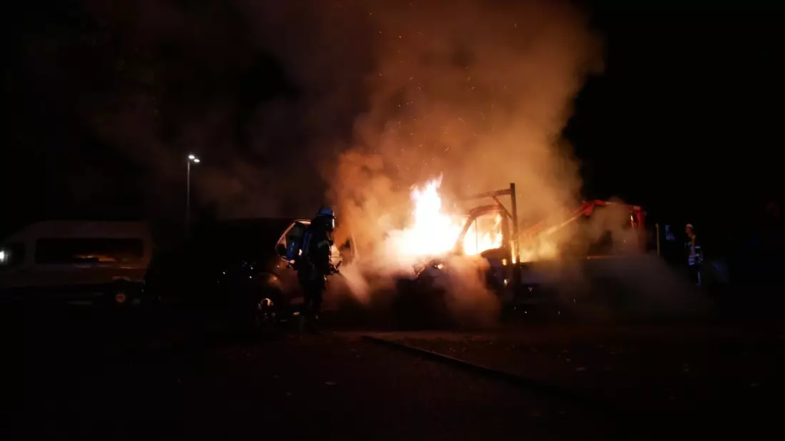 FW Celle: Celler Feuerwehr löscht brennende Fahrzeuge! - Bild: presseportal.de