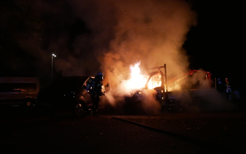 FW Celle: Celler Feuerwehr löscht brennende Fahrzeuge! - Foto: presseportal.de