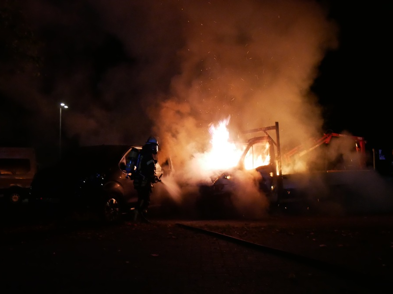 FW Celle: Celler Feuerwehr löscht brennende Fahrzeuge! - Foto: presseportal.de