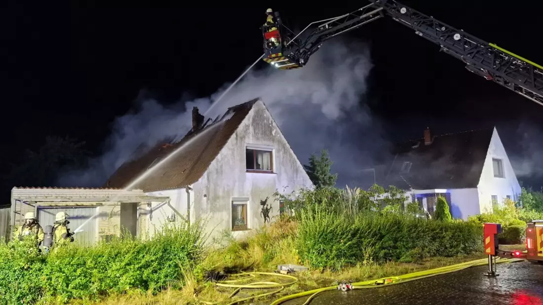FW Bremerhaven: Zahlreiche unwetterbedingte Einsätze im Stadtgebiet Bremerhaven - Vorbereitende Maßnahmen zeigen Wirkung. - Bild: presseportal.de