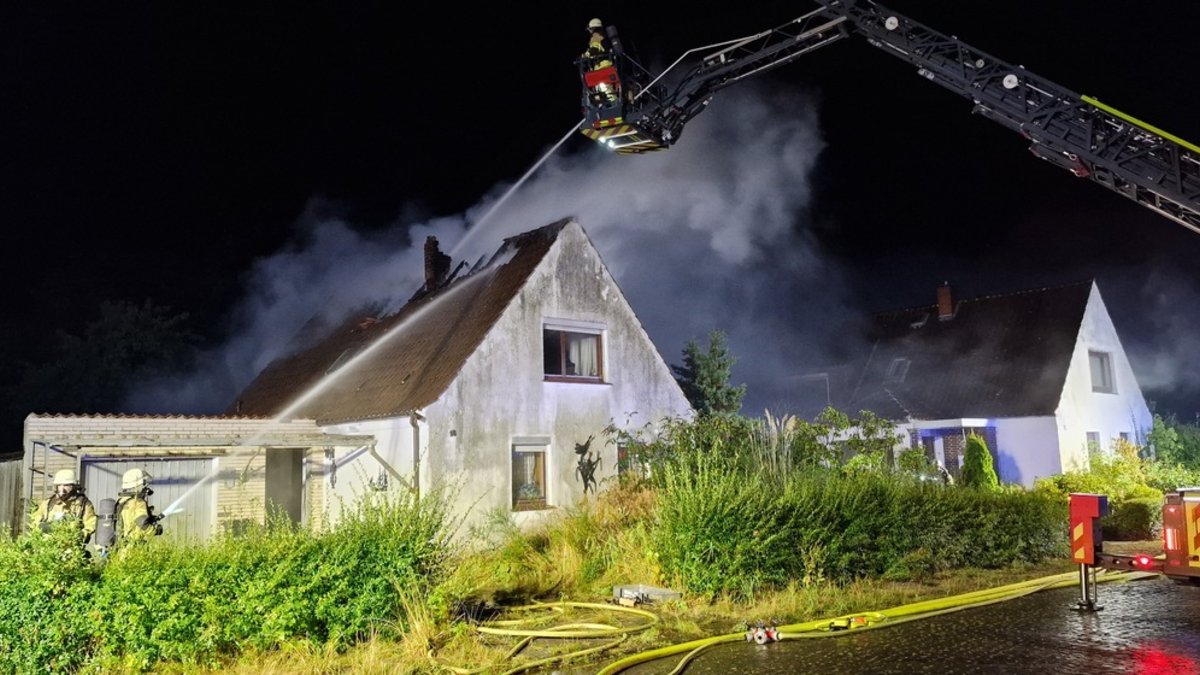 FW Bremerhaven: Zahlreiche unwetterbedingte Einsätze im Stadtgebiet Bremerhaven - Vorbereitende Maßnahmen zeigen Wirkung. - Foto: presseportal.de