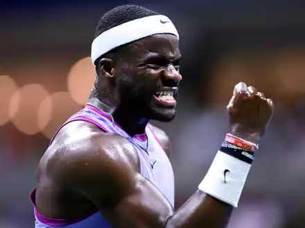 Frances Tiafoe wird vom Publikum für seine spektakuläre Spielweise geliebt. - Foto: Adam Hunger/AP/dpa