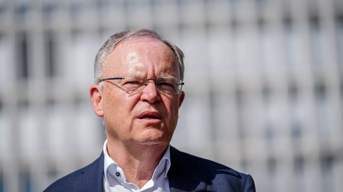 Niedersachsens Ministerpräsident Stephan Weil (SPD) will die Verunsicherung bei den Beschäftigten möglichst schnell aus der Welt schaffen. (Archivbild) - Bild: Kay Nietfeld/dpa
