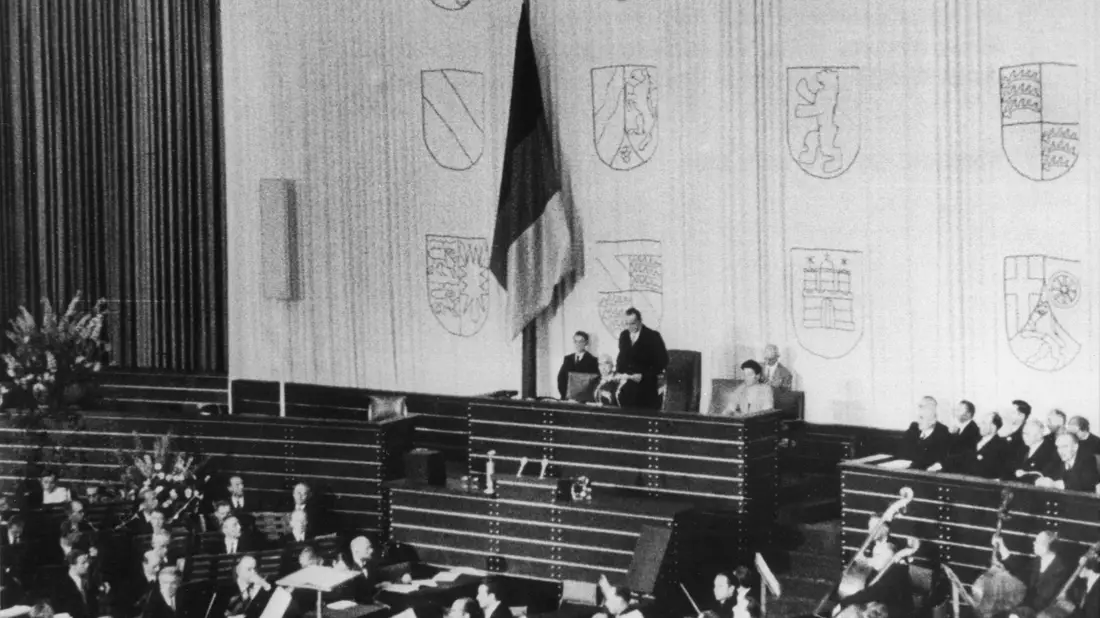 In der Turnhalle ging es los: Vor 75 Jahren kam erstmals der Bundestag zusammen. - Bild: -/Bundesbildstelle/dpa