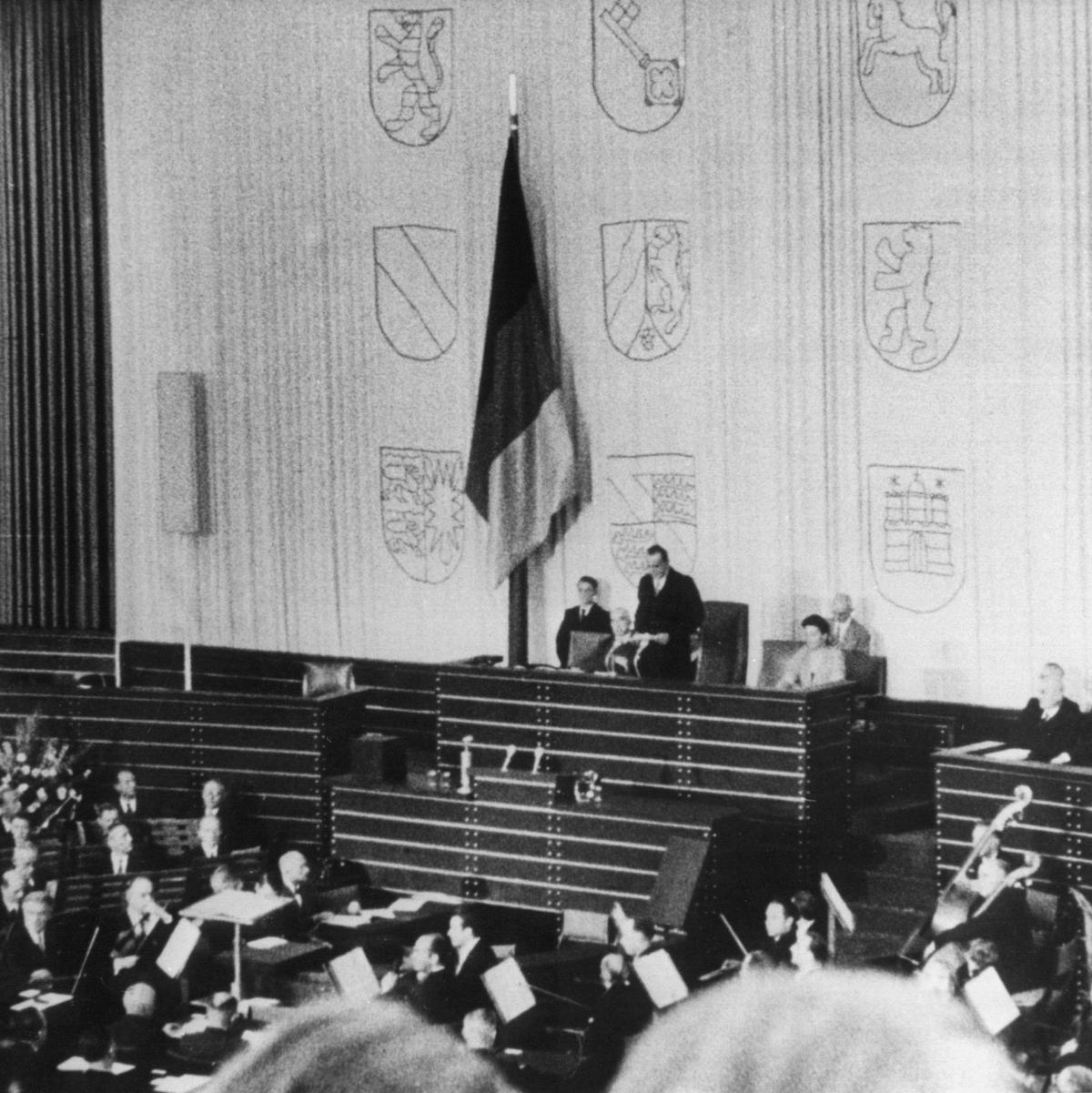 In der Turnhalle ging es los: Vor 75 Jahren kam erstmals der Bundestag zusammen. - Foto: -/Bundesbildstelle/dpa