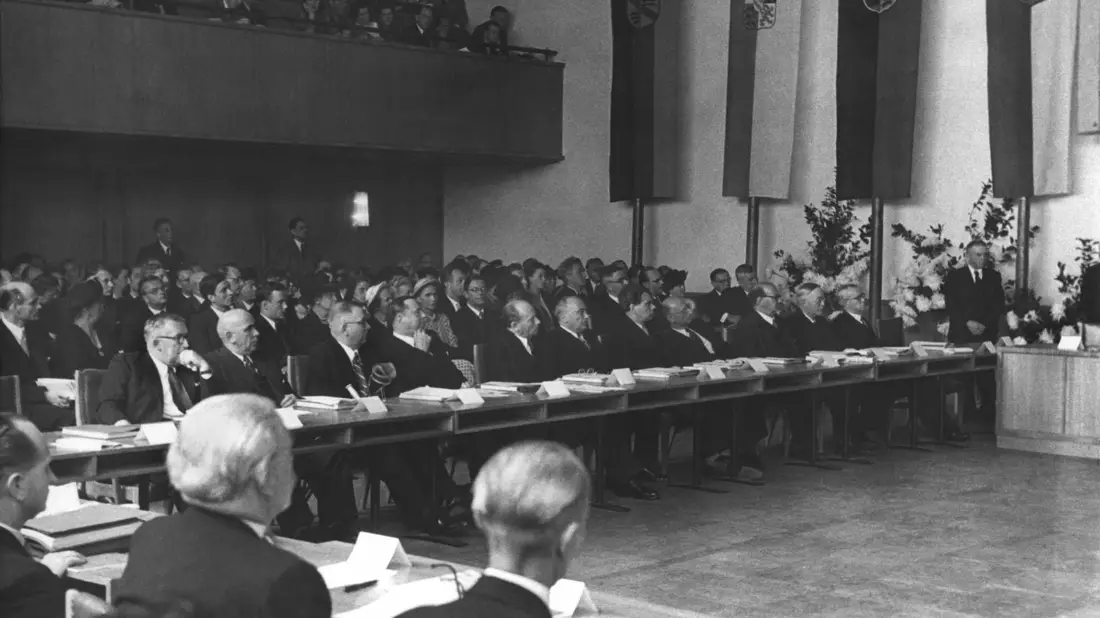 Auch der Bundesrat wird 75 - er ist sogar einen Tick jünger als sein Zwilling. - Bild: -/dpa