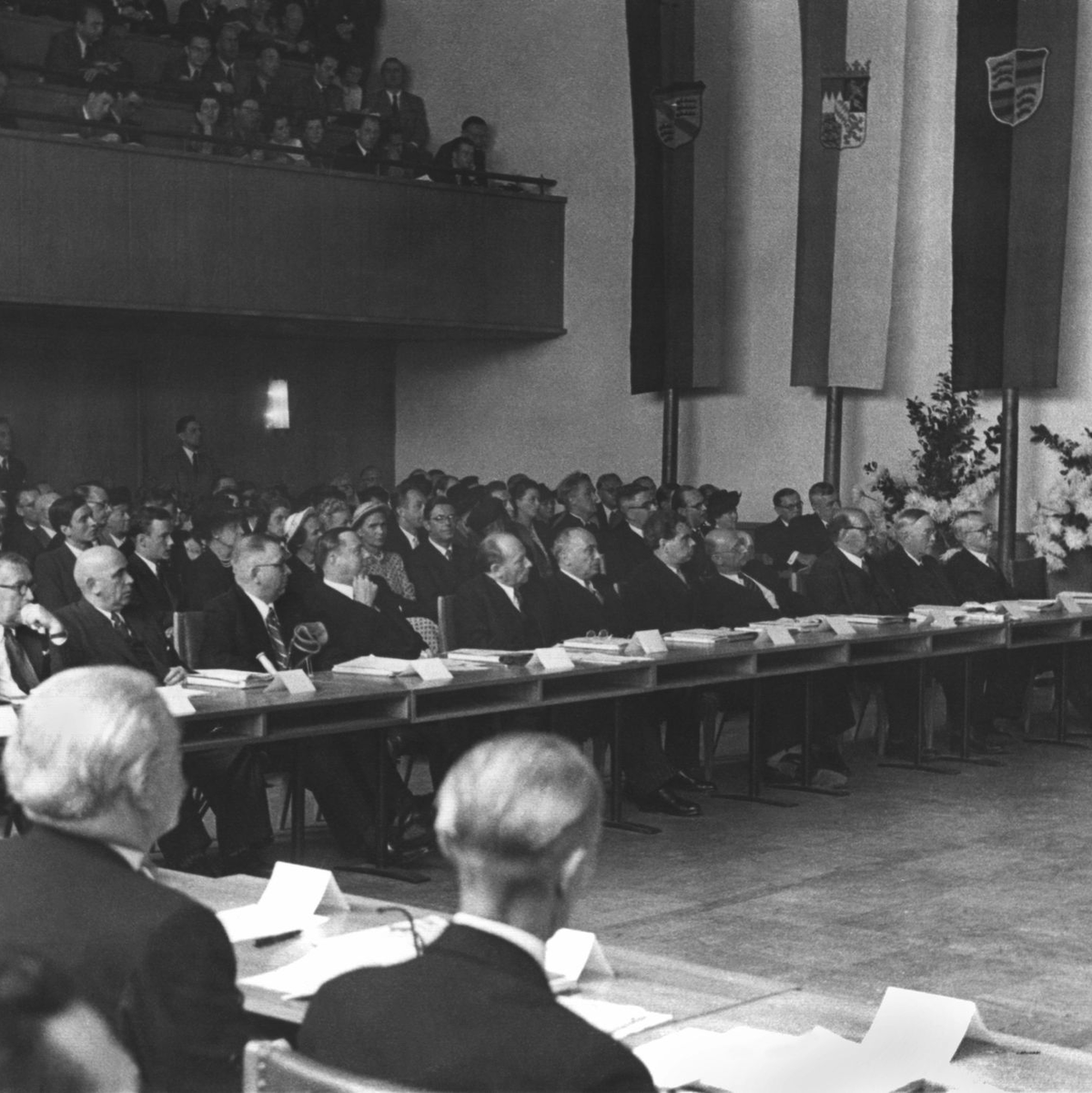 Auch der Bundesrat wird 75 - er ist sogar einen Tick jünger als sein Zwilling. - Foto: -/dpa