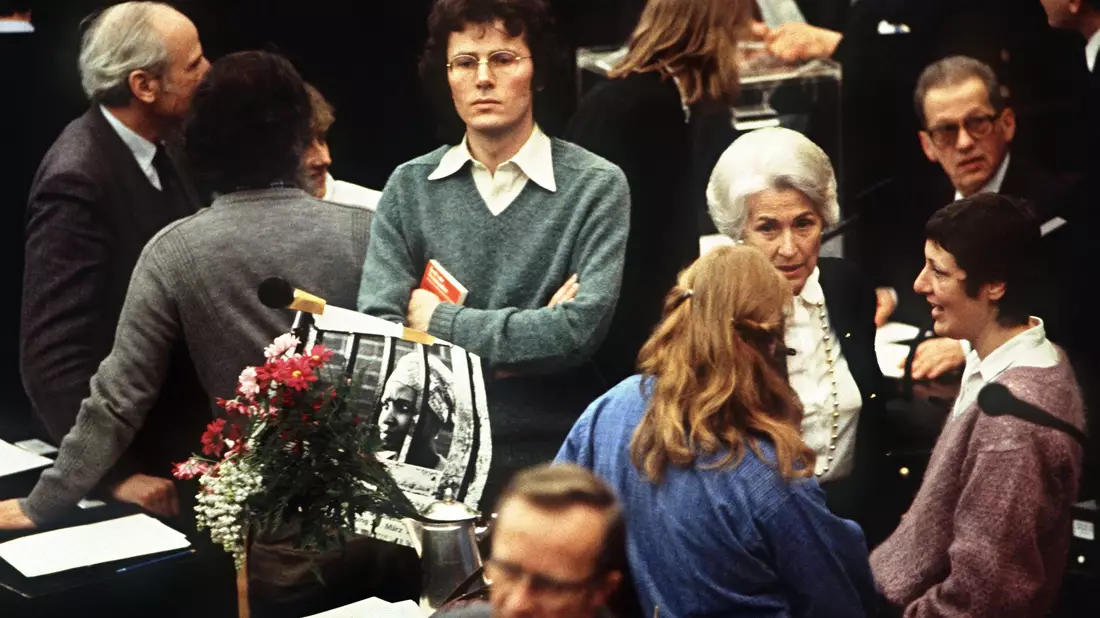Die Grünen zogen 1983 in den Bundestag ein - und mit ihnen ein neuer Kleidungsstil. - Bild: Jörg Schmitt/dpa