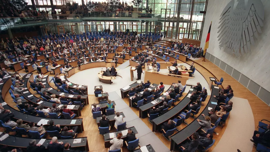 Viel Glas und Transparenz: Der umgebaute Plenarsaal im Reichstagsgebäude in Berlin. - Bild: picture alliance / dpa