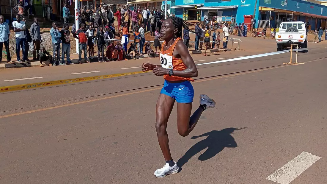Die ugandische Marathonläuferin Rebecca Cheptegei ist nach einem Brandangriff gestorben. - Bild: Uncredited/AP/dpa
