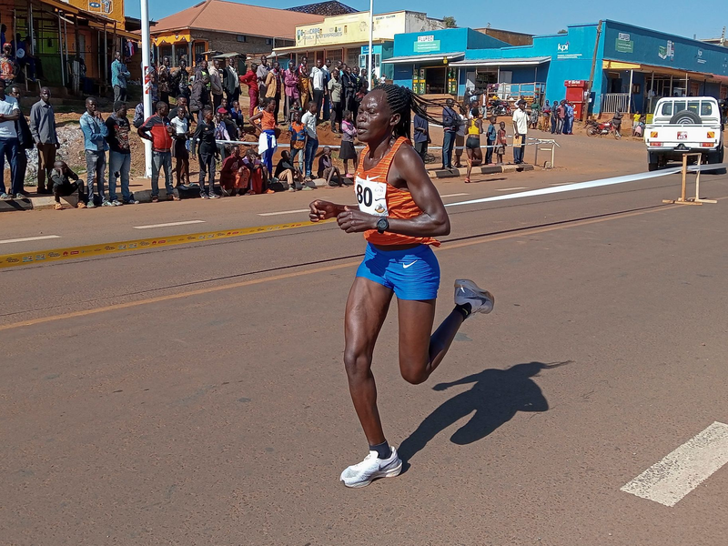 Die ugandische Marathonläuferin Rebecca Cheptegei ist nach einem Brandangriff gestorben. - Foto: Uncredited/AP/dpa