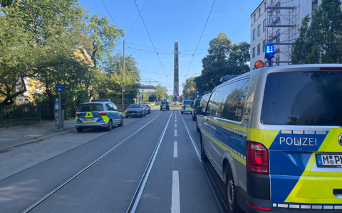 Zahlreiche Polizisten sind in der Münchner Innenstadt in der Nähe des NS-Dokumentationszentrums und des Israelischen Generalkonsulats im Einsatz - Foto: Simon Sachseder/dpa