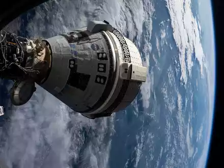 Erst zwei Bremsschirme und dann drei Fallschirme bremsten die unbemannte «Starliner»-Kapsel bei der Landung auf der Erde. - Foto: Uncredited/NASA/AP/dpa