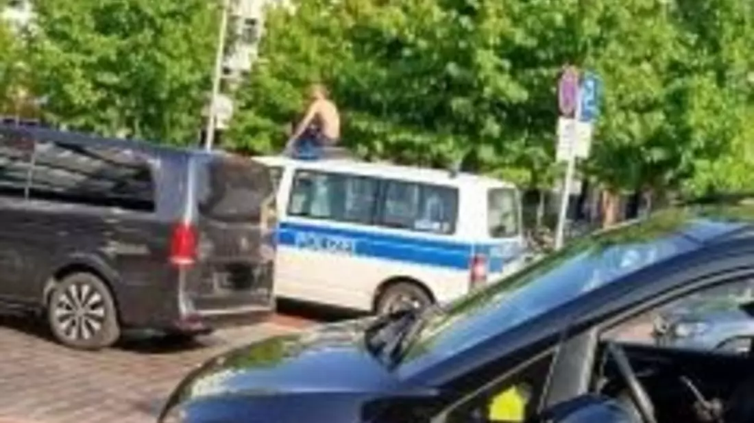 BPOL-FL: NMS - Mann macht es sich auf Streifenwagen der Bundespolizei gemütlich - Bild: presseportal.de