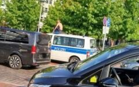 BPOL-FL: NMS - Mann macht es sich auf Streifenwagen der Bundespolizei gemütlich - Foto: presseportal.de