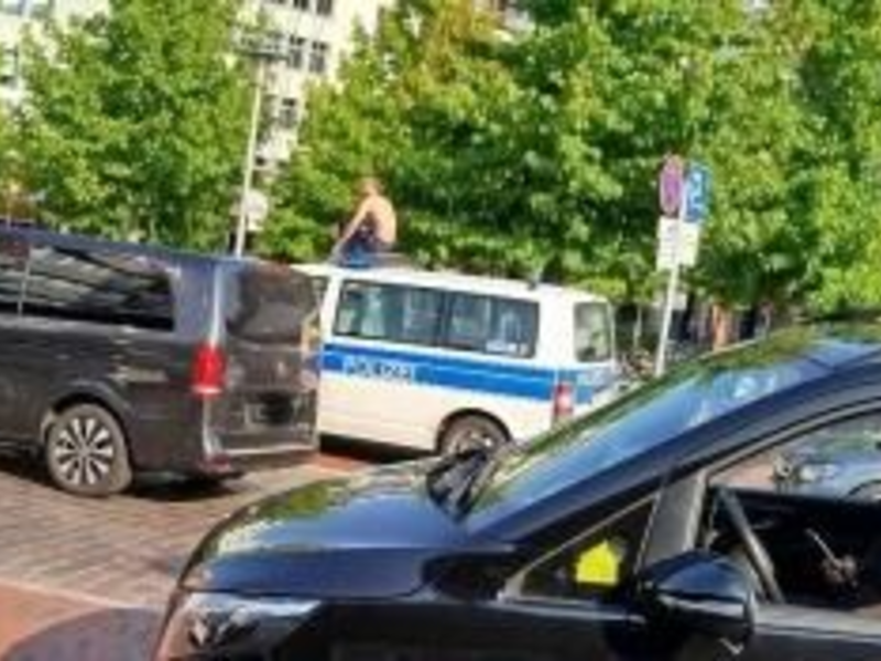 BPOL-FL: NMS - Mann macht es sich auf Streifenwagen der Bundespolizei gemütlich - Foto: presseportal.de