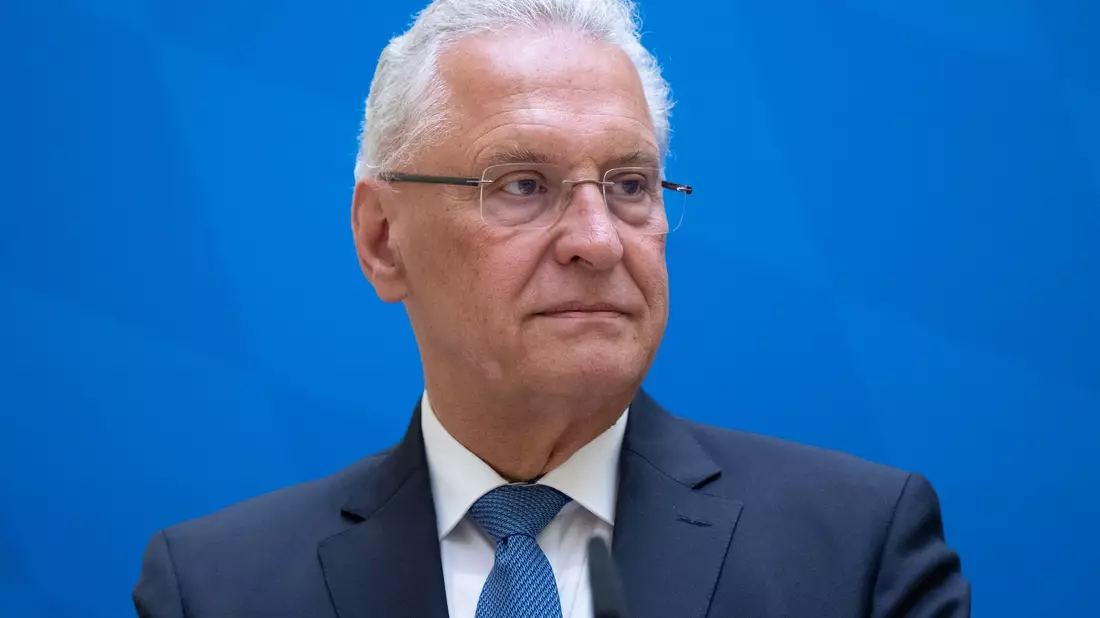 Bayerns Innenminister Herrmann (CSU) bestätigt: Der niedergeschossene Mann ist tot - Bild: Sven Hoppe/dpa