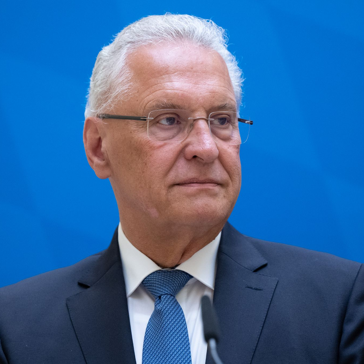 Bayerns Innenminister Herrmann (CSU) bestätigt: Der niedergeschossene Mann ist tot - Foto: Sven Hoppe/dpa