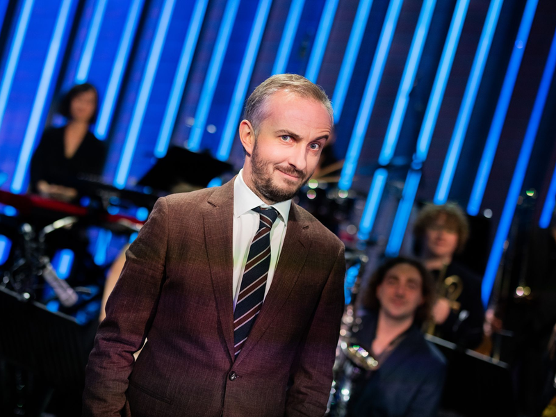 Moderator Jan Böhmermann ist sich unsicher, ob die Welt früher wirklich so viel besser war als heute. (Archivbild) - Foto: Rolf Vennenbernd/dpa