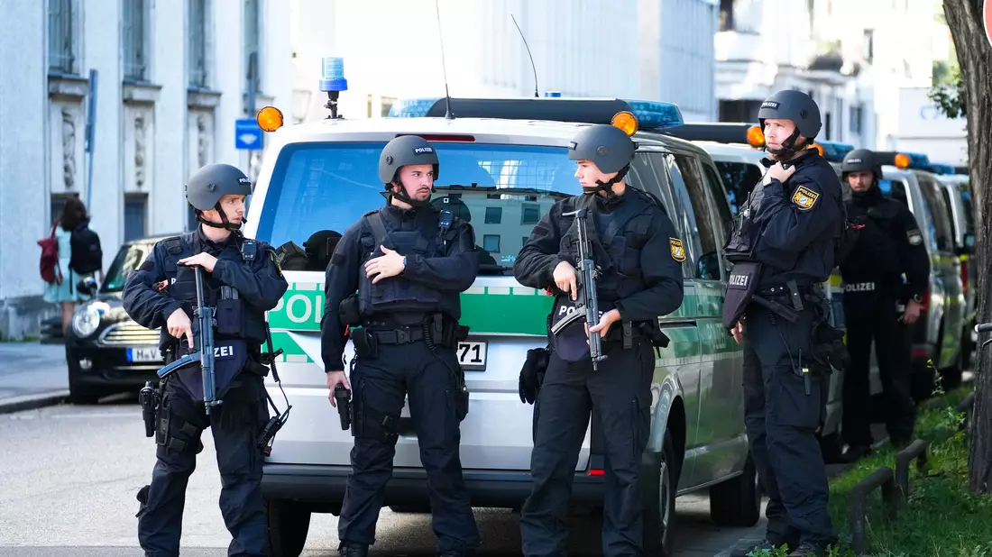 Bewaffnete Polizisten stehen in der Münchner Innenstadt. - Bild: Matthias Schrader/AP