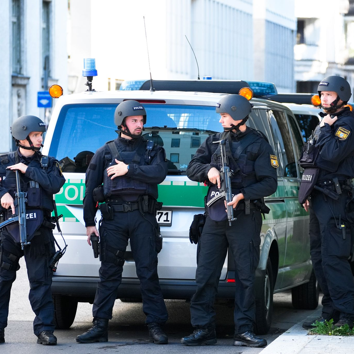 Bewaffnete Polizisten stehen in der Münchner Innenstadt. - Foto: Matthias Schrader/AP